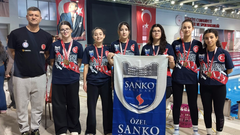 SANKO OKULLARI GENÇ KIZ YÜZME TAKIMI BÖLGE ŞAMPİYONU OLDU