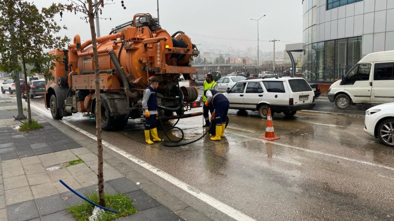 BÜYÜKŞEHİR EKİPLERİ YOĞUN YAĞIŞIN OLUŞTURDUĞU OLUMSUZLUKLARIN TAMAMINI GİDERDİ