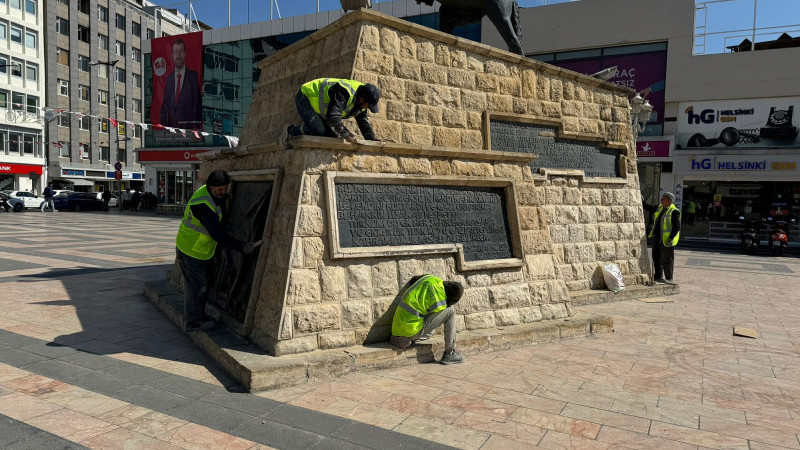 Atatürk anıtı onarılıyor