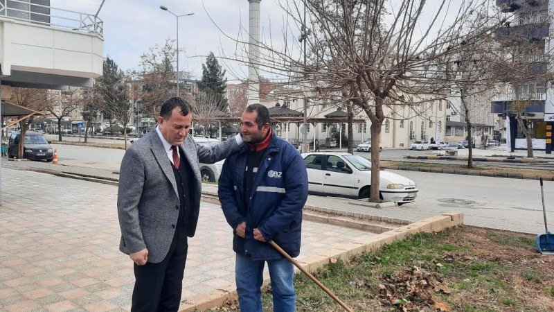 Doğan, sahadaki personelleriyle bir arada