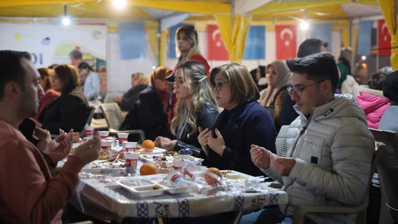 BÜYÜKŞEHİR’İN İFTAR ÇADIRLARI RAMAZAN’IN BİRLİK RUHUNU YAŞATIYOR