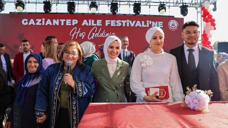 BAŞKAN ŞAHİN’DEN YENİ EVLİ ÇİFTLERE 40 BİN TL