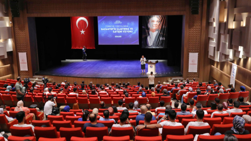 BAŞKAN ŞAHİN UFEST KAPSAMINDA GAÜN'DE ÖĞRENCİLERLE BİR ARAYA GELDİ