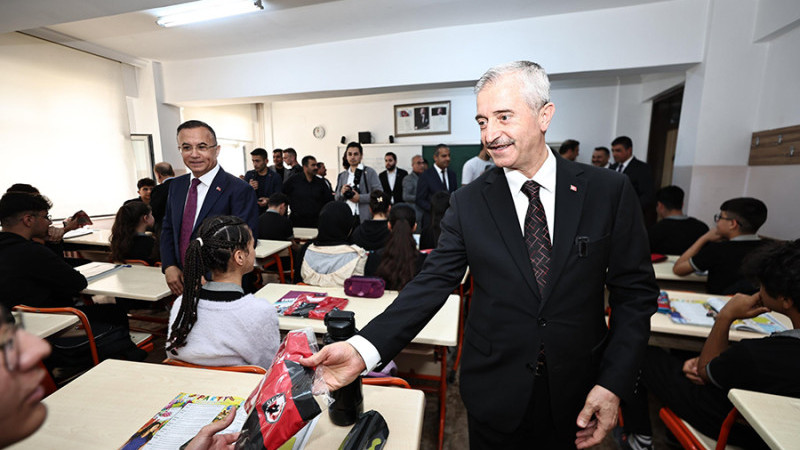 TAHMAZOĞLU’DAN 160.000 ÖĞRENCİYE FORMA