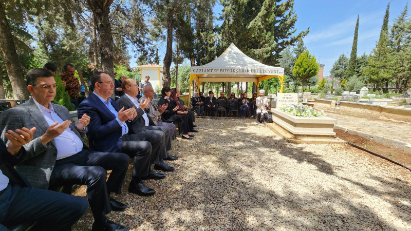 M. Naci Topçuoğlu, mezarı başında dualarla anıldı