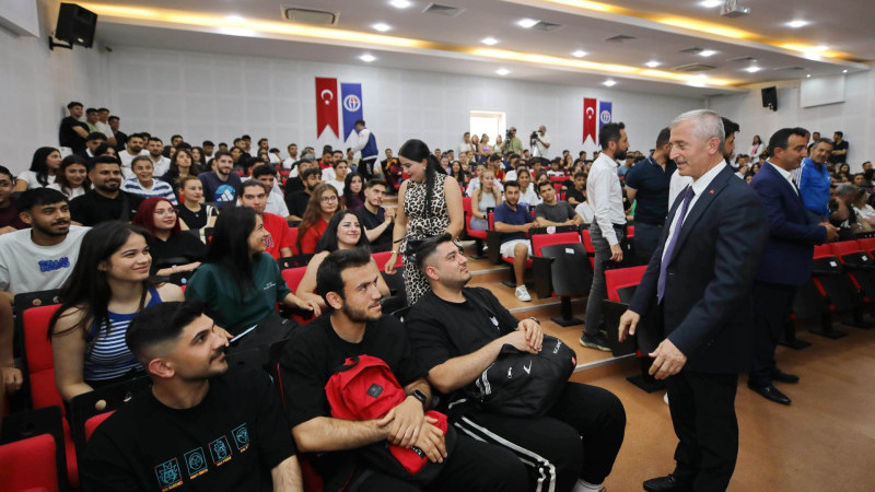 BAŞKAN TAHMAZOĞLU GAÜN’DE GENÇLERLE BULUŞTU