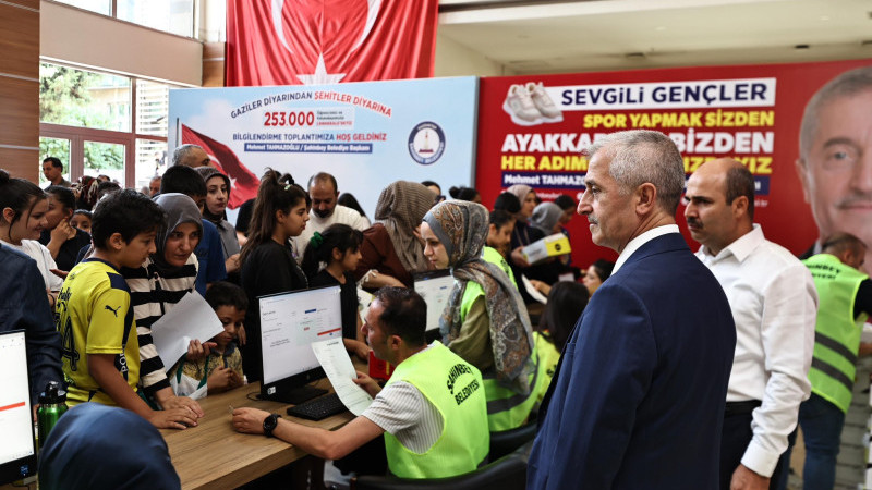 ŞAHİNBEY BELEDİYESİNDEN ÖĞRENCİLERE KARNE HEDİYESİ