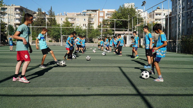 HALİLİYE’DE YAZ FUTBOL KURSU ÇOCUKLARIN GÖZDESİ OLDU