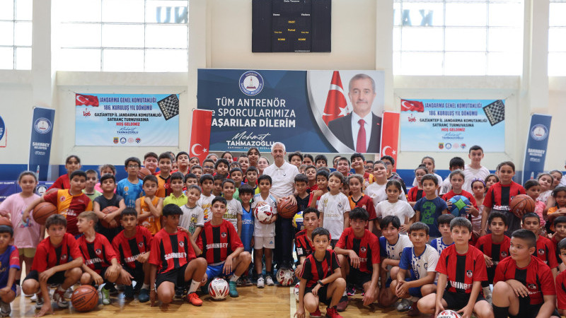 ŞAHİNBEY BELEDİYESİ’NDEN ÖĞRENCİLERE 160 BİN ADET BASKETBOL, VOLEYBOL VE FUTBOL TOPU HEDİYE
