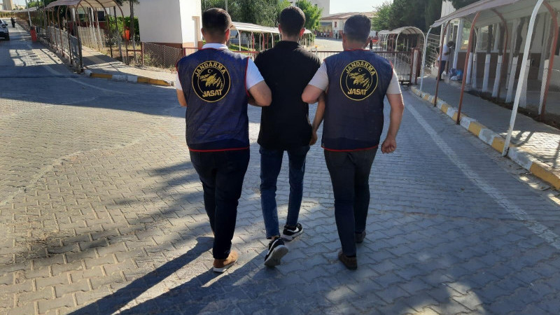 Aranan katil zanlısı yakaladı