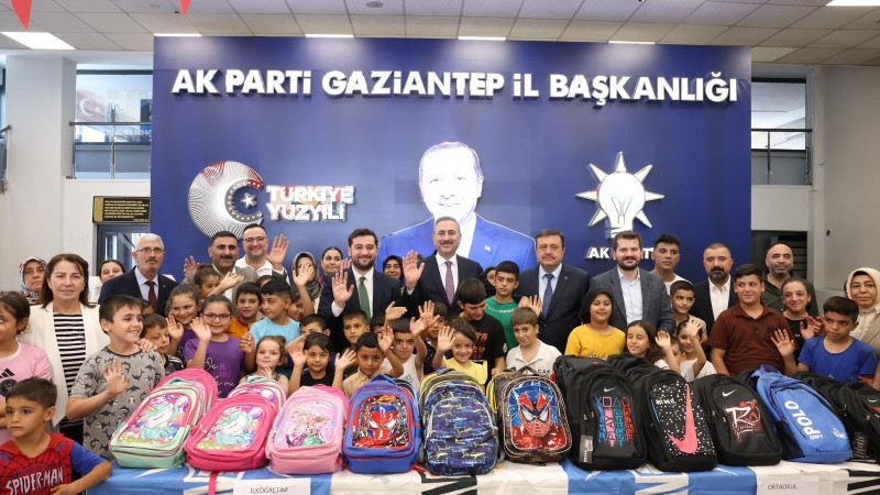AK Parti İl Başkanlığı’ndan anlamlı kırtasiye yardımı