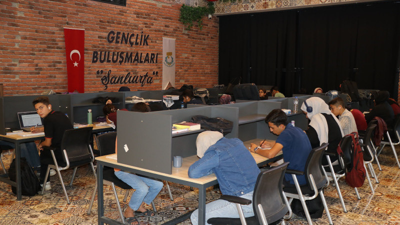 HALİLİYE BELEDİYESİ KÜTÜPHANELERİ, GENÇLERİN EĞİTİM YOLCULUĞUNA REHBERLİK EDİYOR