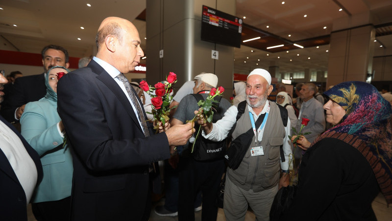 300 KİŞİLİK İLK KAFİLE UMRELERİNİ TAMAMLAYARAK YURDA DÖNDÜ