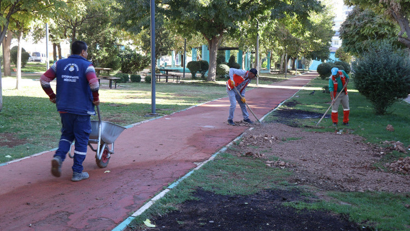 HALİLİYE’DE YEŞİL DÖNÜŞÜM: PARKLAR YENİLENİYOR, İLÇE GÜZELLEŞİYOR