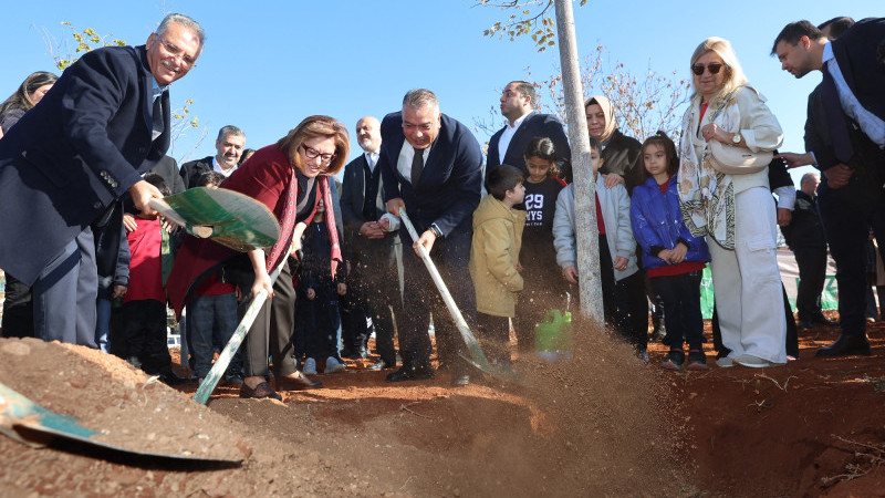 GAZİANTEP BÜYÜKŞEHİR’İN YEŞİLANTEP PROJESİ İLE ŞEHİR MERKEZİ AĞAÇLANIYOR