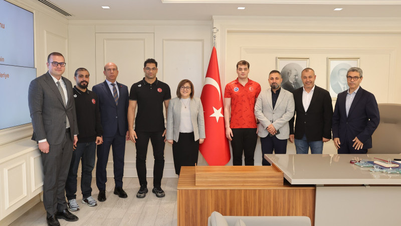 BAŞKAN ŞAHİN, ŞAMPİYON YÜZÜCÜLERİ MİSAFİR ETTİ