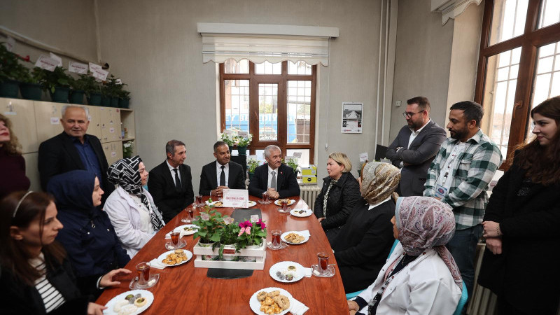 BAŞKAN MEHMET TAHMAZOĞLU ÖĞRETMENLERİ UNUTMADI