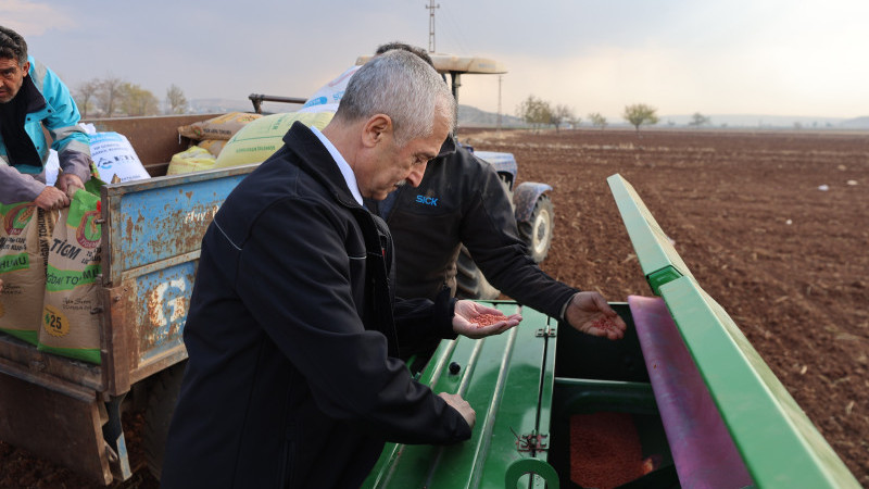 BAŞKAN TAHMAZOĞLU DAĞITTIĞI TOHUMLARI ÇİFTÇİLERLE EKTİ