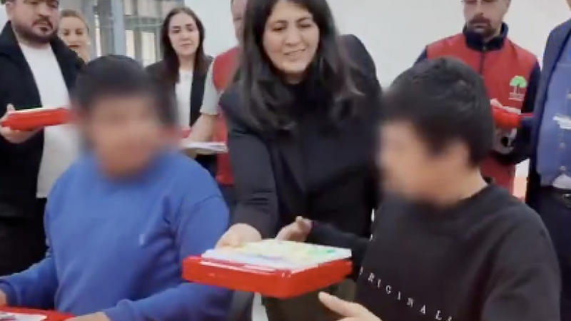 Şehitkamil Belediyesi’nden özel gereksinimli öğrencilere kırtasiye seti