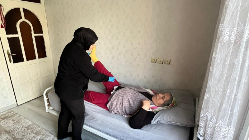 BÜYÜKŞEHİR’DEN EVDE FİZİK TEDAVİYLE HAYATA DOKUNAN HİZMET