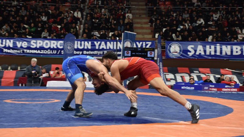 ŞAHİNBEY BELEDİYESİ EV SAHİPLİĞİNDE TÜRKİYE GÜREŞ ŞAMPİYONASI BAŞLADI