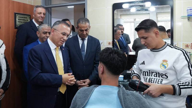 Vali Çeber, mesleki eğitim alan gençlerle bir araya geldi