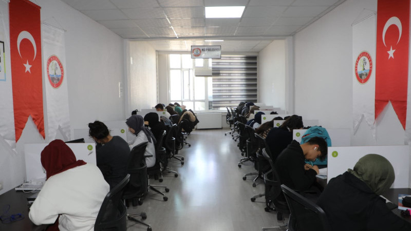 Gençler, Nizip Belediyesi Bilim Merkezi’nde sınavlara hazırlanıyor