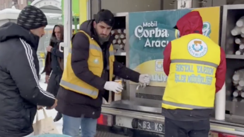 Haliliye Belediyesi yoğun kar yağışında vatandaşların yanında