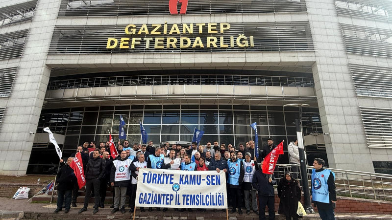 Kamu-Sen’e bağlı sendikalar maaş zamlarını protesto etti
