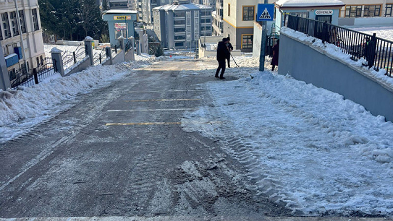 Şahinbey’de okul yolları temizlendi