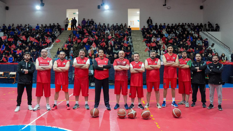 BAŞKAN YILMAZ, PARKEDE GENÇLERLE KOZLARINI PAYLAŞTI