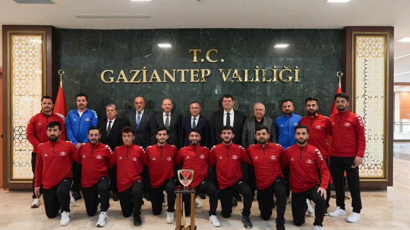 Volkan Group Hokey Takımı’ndan Vali Çeber’e şampiyonluk ziyareti