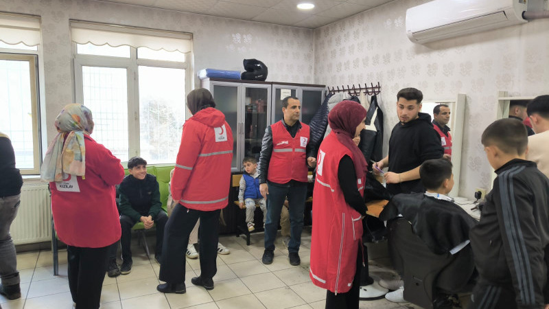 Yetim çocukların yanında Kızılay var