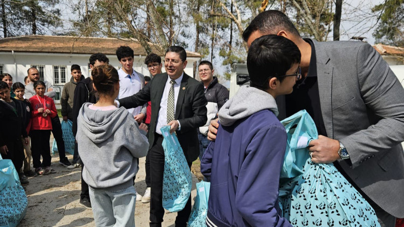 Gazeteciler, çocuklara bayram sevinci yaşattı