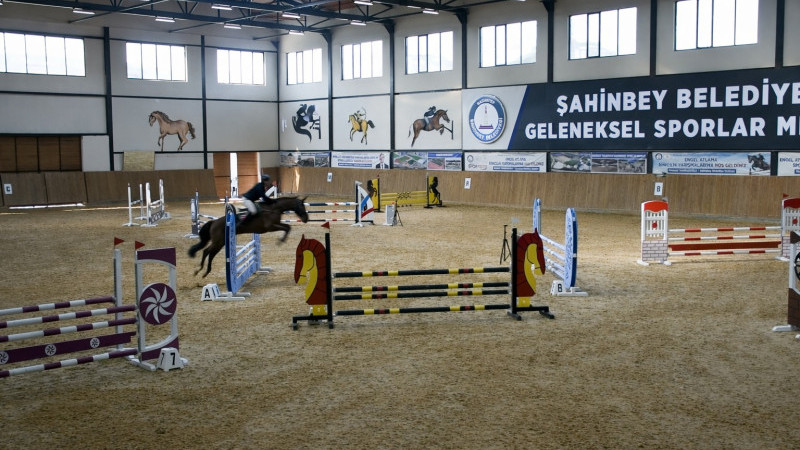 ŞAHİNBEY’DE ENGEL ATLAMA HEYECANI