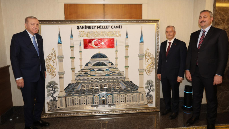 TAHMAZOĞLU’NDAN CUMHURBAŞKANI ERDOĞAN’A ANLAMLI HEDİYE