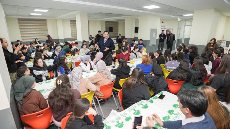 BAŞKAN YILMAZ, GENÇLERLE İFTAR SOFRASINDA BULUŞTU