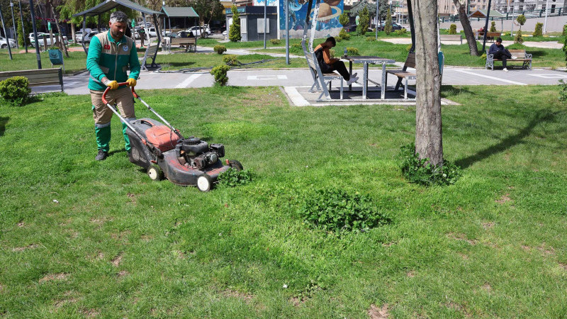 HALİLİYE BELEDİYESİ’NDEN PARK VE YEŞİL ALANLARDA BAKIM SEFERBERLİĞİ