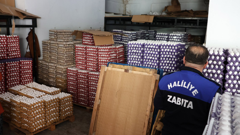 HALİLİYE’DE SAĞLIKSIZ DEPOYA BASKIN: 5 BİN KOLİ YUMURTA İMHA EDİLDİ