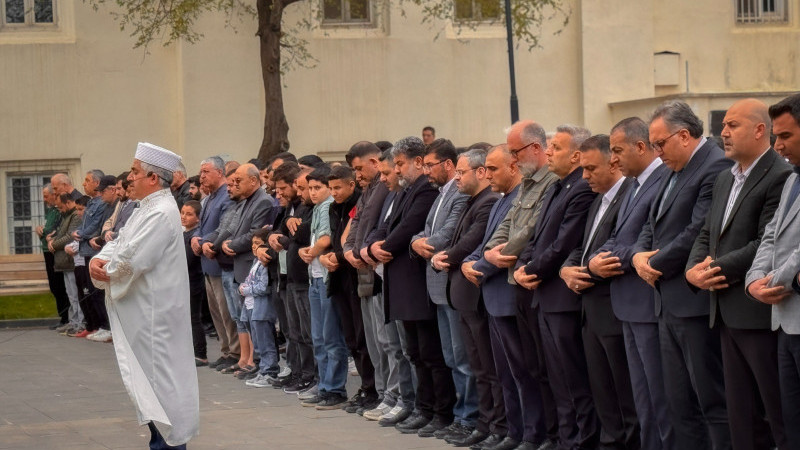 Eğitimcilerden şiddete tepki: Gıyabi namaz kılındı