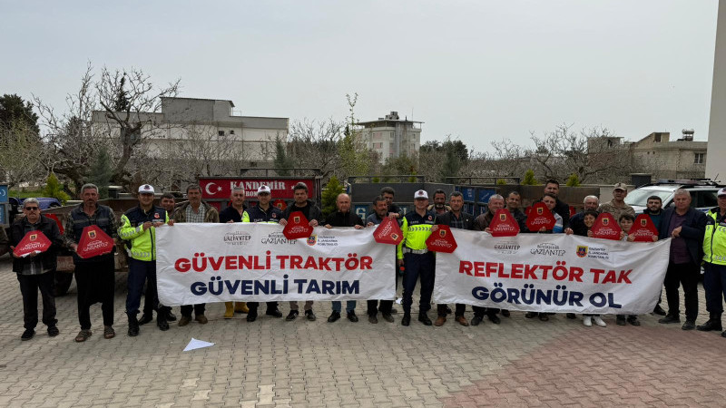 Trafik jandarması reflektör dağıtımına devam ediyor