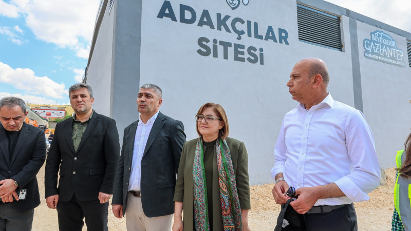 BAŞKAN ŞAHİN, GAZİ KONUT TARAFINDAN YAPILAN YENİ ADAKÇILAR SİTESİ’Nİ İNCELEDİ