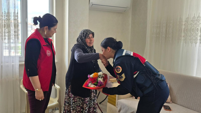 ANNELER GÜNÜNDE JANDARMADAN DUYGULANDIRAN ZİYARET