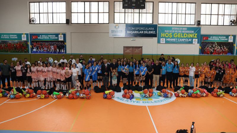 GENÇ SPORCULAR HALİLİYE'DE VOLEYBOL COŞKUSU YAŞADI