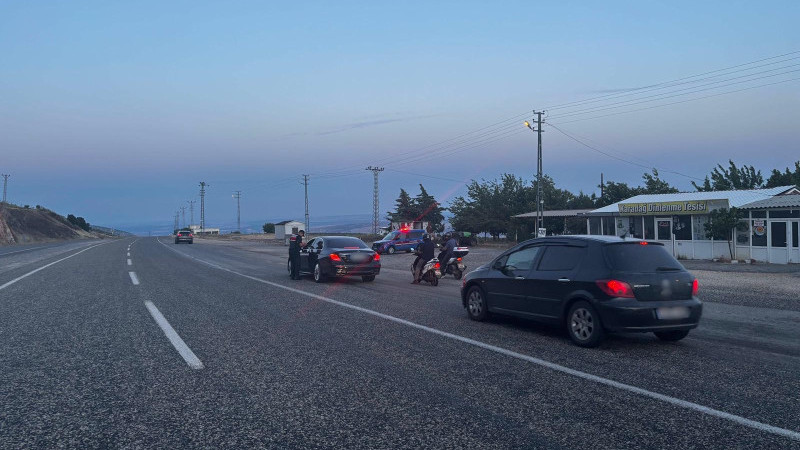 GAZİANTEP JANDARMASINDAN ŞOK YOL KONTROLÜ: 353 ARANAN ŞAHIS YAKALANDI