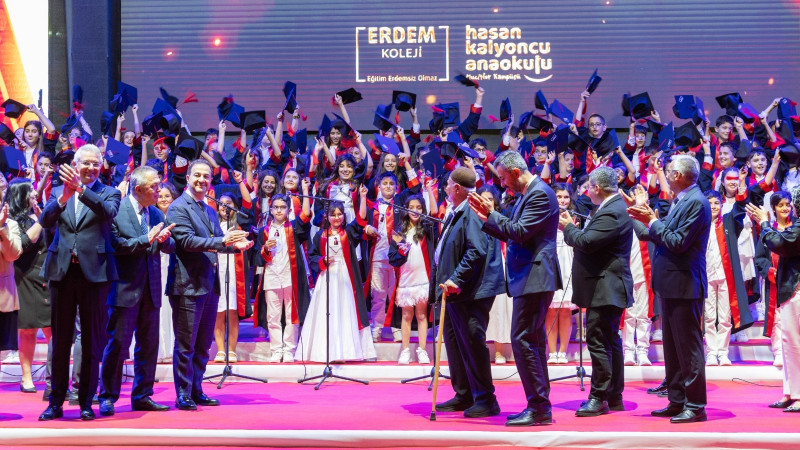 ERDEM KOLEJİ’NDE MUHTEŞEM MEZUNİYET