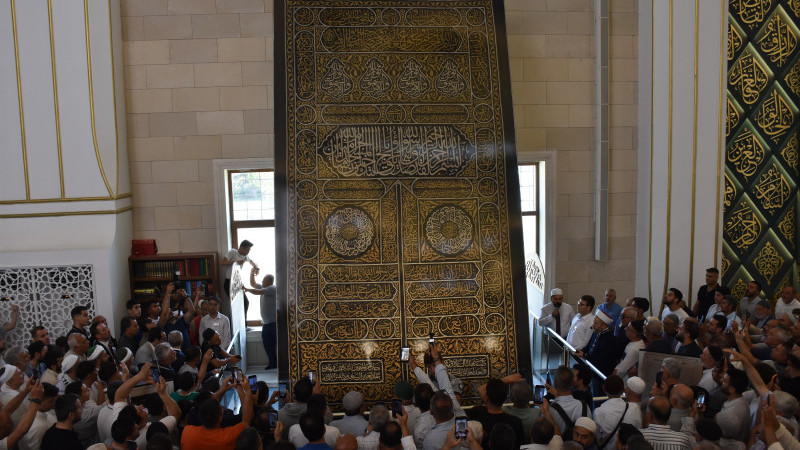 KABE'NİN KAPI ÖRTÜSÜ MİLLET CAMİ VE KÜLLİYESİ’NDE SERGİLENİYOR