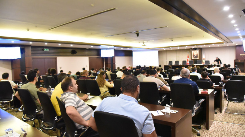 YAPAY ZEKA DESTEKLİ DİJİTAL BÜYÜME STRATEJİLERİ GSO’DA ELE ALINDI