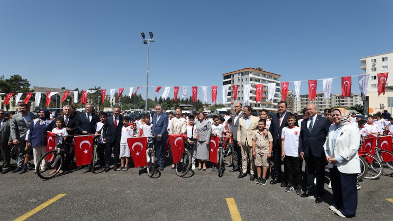 “CAMİNİ BUL TAKIMINI KUR” FUTBOL TURNUVASINA KATILAN TÜM ÖĞRENCİLERE BİSİKLET HEDİYE EDİLDİ