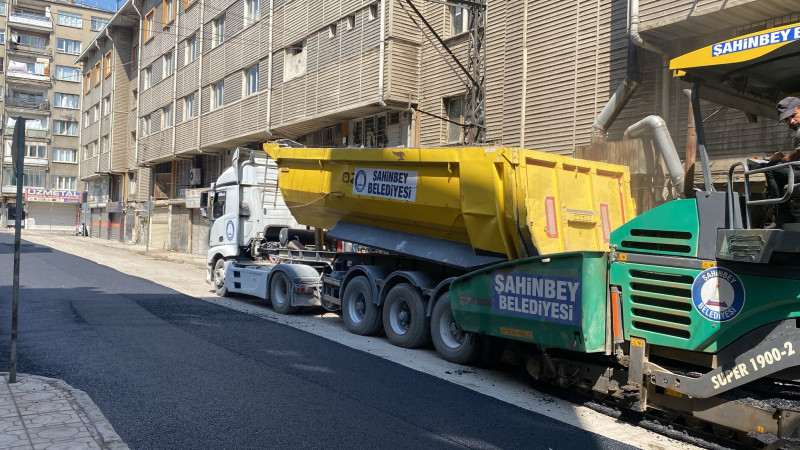 ŞAHİNBEY’DE ASFALT ÇALIŞMALARI ARALIKSIZ SÜRÜYOR